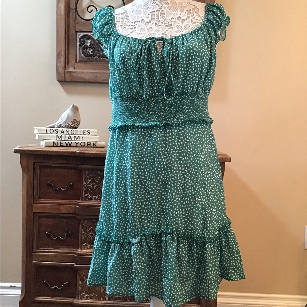 E611 NWOT Green Print Ruffle Dress